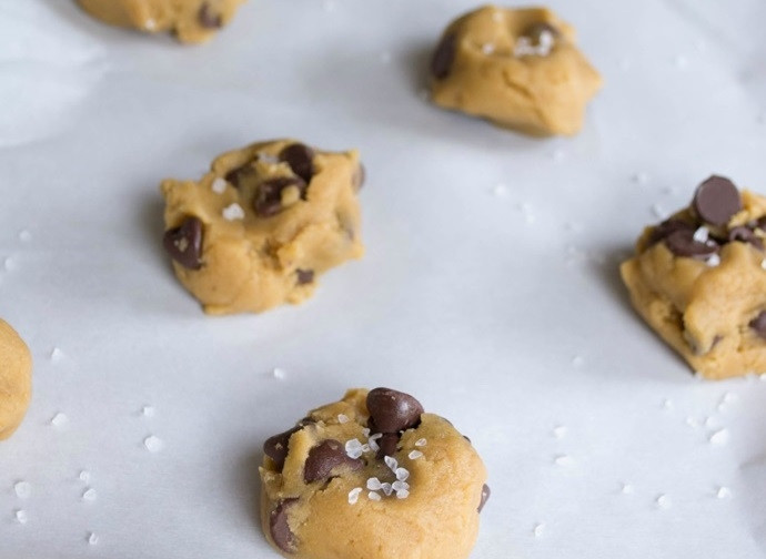 1. Этап. Печенье с шоколадом и морской солью: 6. Застелите противень пергаментом и выложите ложкой печенье, посыпьте каждое крупной морской солью.