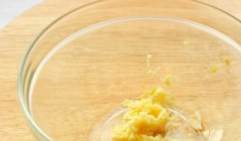 1. Этап. Гренки с чесноком и яйцом: Для приготовления соуса нужно измельчить чеснок.