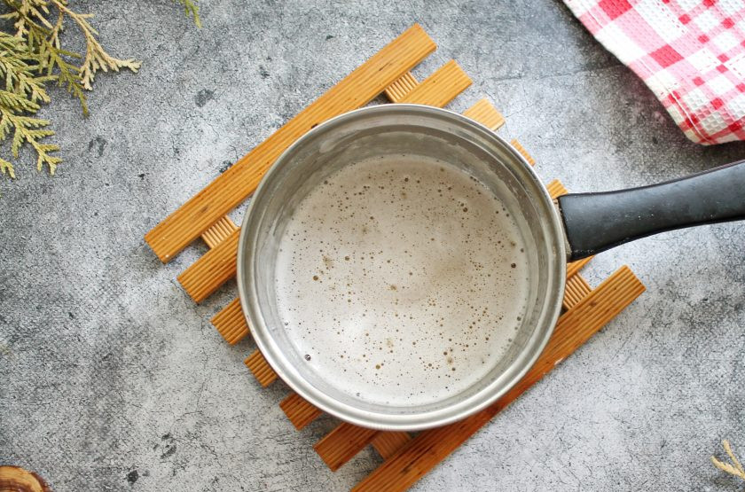 1. Этап. Ленивый кекс с персиками и творогом: Желатин залейте холодной, кипяченой водой и оставьте на 30-40 минут. Спустя время растопите желатин на водяной бане, но не кипятите, остудите.