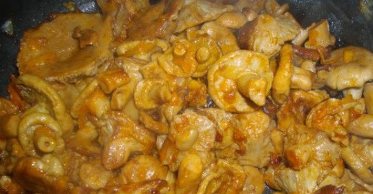 1. Этап. Волнушки на зиму: 3. Теперь добавим грибы и томатную пасту. Обжарим до готовности.