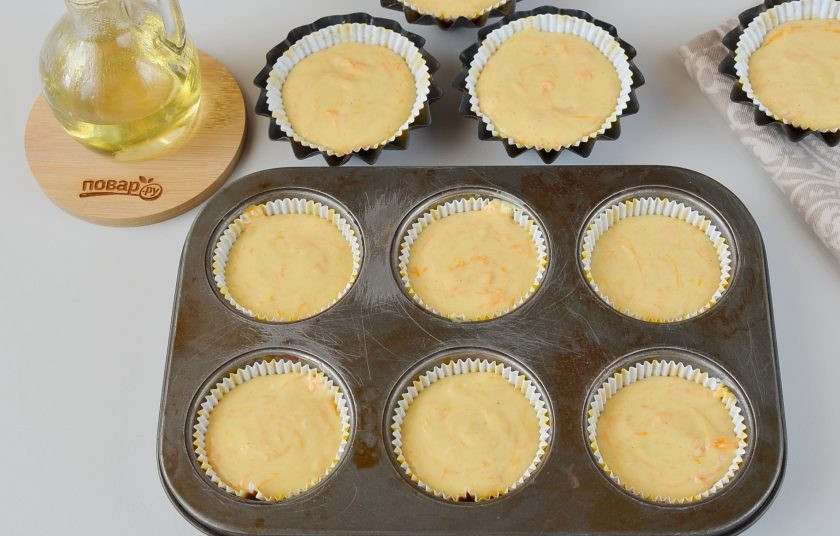 1. Этап. Тыквенные кексы: Включите духовку, прогрейте до 180 градусов. В форму для кексов вложите бумажные вкладыши. У меня формочка всего на 6 средних кексов, поэтому остальное тесто я распределила по большим формочкам, получилось 6 средних и 4 больших. Отправьте кексы в духовку на 30 минут.