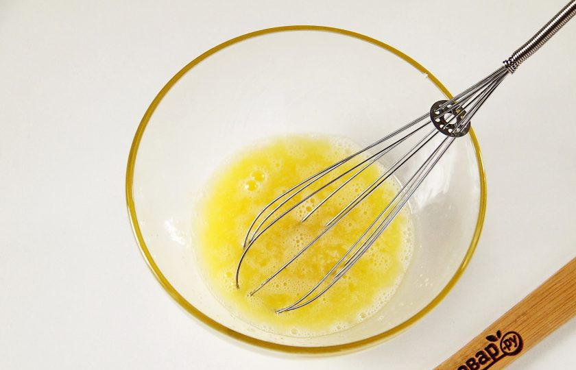 1. Этап. Тыквенные капкейки: В глубокой миске взбейте яйцо с сахаром и ванилином.