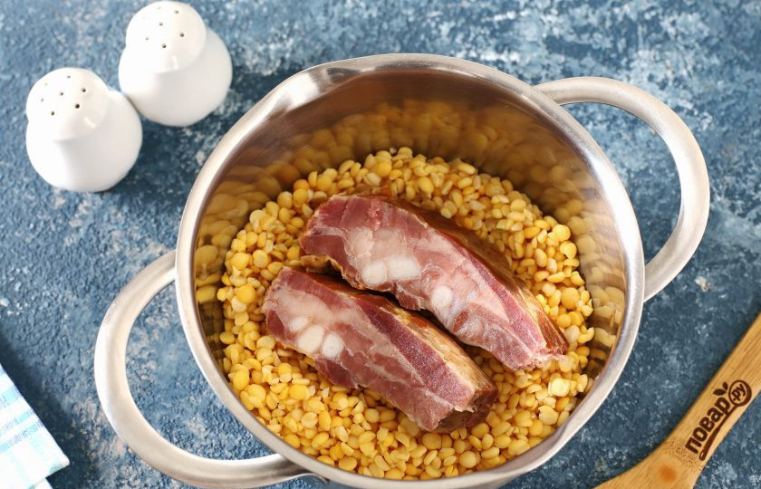 1. Этап. Гороховый суп Джейми Оливера: Горох и копчёности переложите в кастрюлю.
