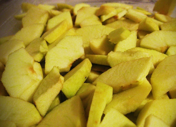 1. Этап. Шарлотка с сухофруктами: 2. Жаропрочную форму смажьте как следует сливочным маслом. Выложите яблоки ровным слоем.