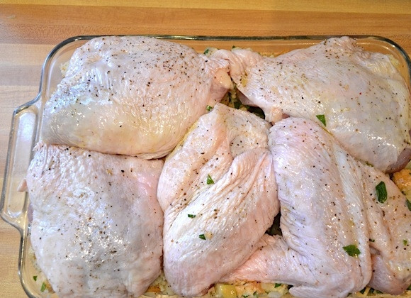 1. Этап. Запеченная индейка кусочками: 11. Выложите мясо поверх начинки в стеклянную форму.