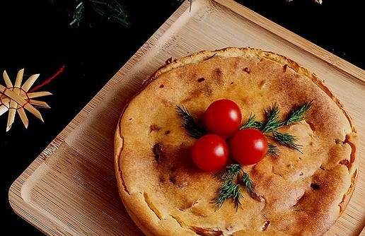 1. Этап. Закусочный пирог с индейкой и капустой: Выкладываем пирог из формы на блюдо для подачи. Я украшу его сверху черри и веточками укропа. Это по желанию.