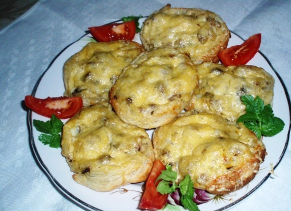 1. Этап. Жюльен в слоеном тесте: Выпекайте при температуре 180 градусов 15-20 минут. Жюльен в слоёном тесте готов!