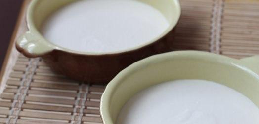 1. Этап. Вишневая запеканка: В форму для выпекания наливаем половину смеси из творога.