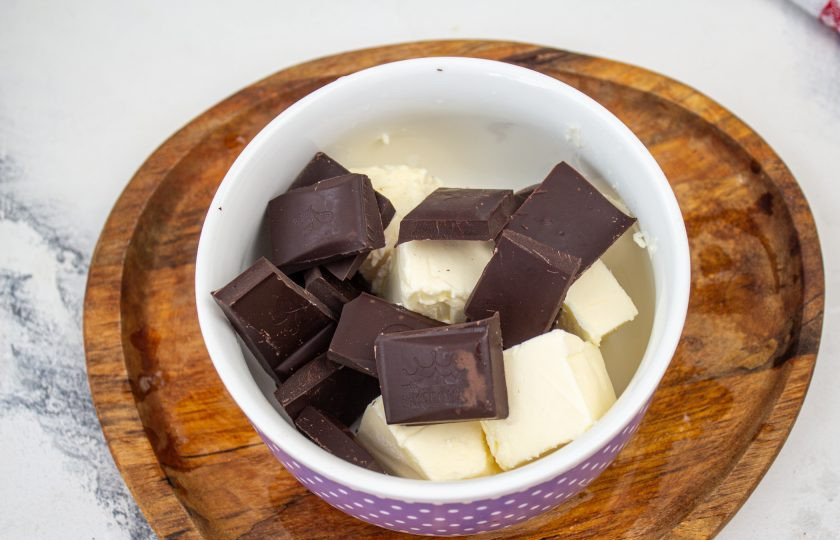 1. Этап. Кето-брауни: В мисочку поломайте шоколад и нарежьте кусочками сливочное масло.