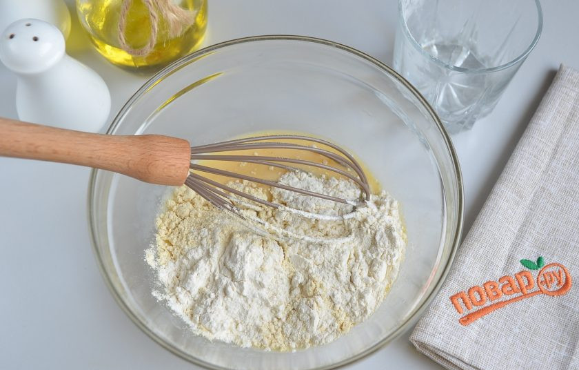 1. Этап. Кукурузные оладьи Тириона: 5. Всыпьте два вида муки и венчиком хорошо перемешайте, чтобы удалить комочки.