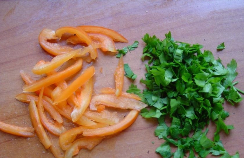 1. Этап. Салат из пекинской капусты и крабовых палочек: Перец очистите от семян и тоже нарежьте соломкой. Петрушку измельчите ножом.