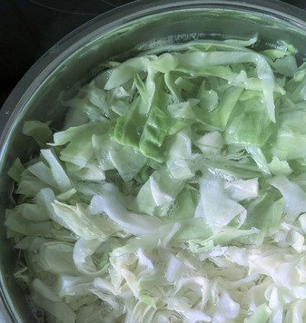 1. Этап. Запеканка из капусты и фарша: Вскипятить воду и бланшировать капусту 2-3 минуты. Это надо для того, чтобы капуста уменьшилась в объёме.