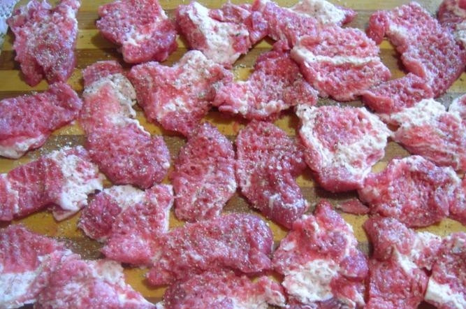 1. Этап. Шурпа по-домашнему: Кусочки свинины отбить и порезать на более мелкие.