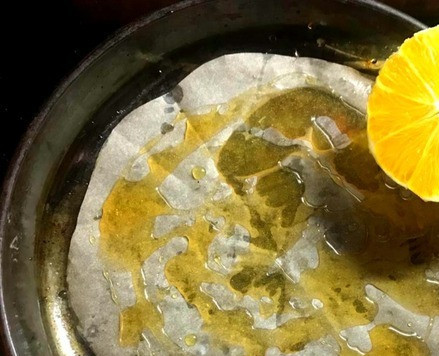 1. Этап. Бисквитный пирог с полентой: Форму для выпечки застелить пергаментом, полить мёдом и выложить кружочки апельсина. У меня вошло 7кружочков)