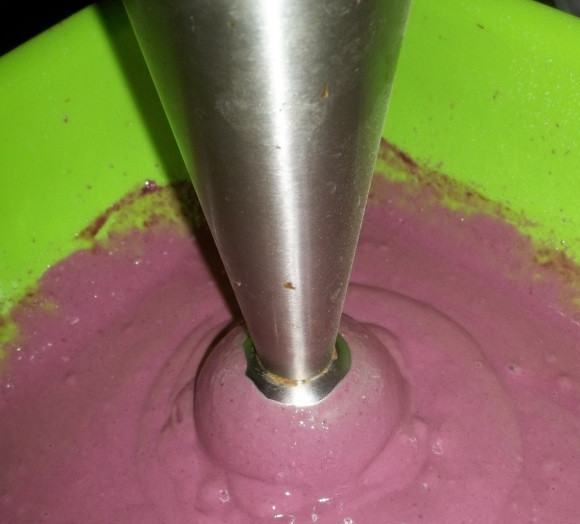 1. Этап. Пеламуши: 8. В большую миску всыпьте муку, кукурузную муку и сахар. Добавьте к ним 500 мл бадаги и перемешайте деревянной ложкой. Затем взбейте блендером и миксером. Масса должна получиться без комков.