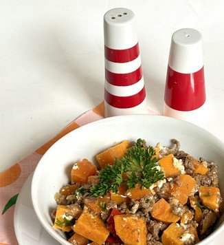 1. Этап. Батат с фаршем и фетой: Блюдо готово, можно подавать, посыпав нарезанной зеленью, у меня петрушка.