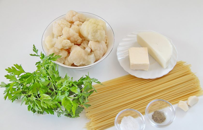1. Этап. Паста с цветной капустой и петрушкой: 1. Подготовьте все ингредиенты. Если цветная капуста у вас в свежем виде, заранее разберите ее на небольшие соцветия.