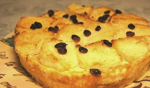 1. Этап. Шарлотка из сухарей с яблоками: Запекать шарлотку в духовке при 160-170 градусах до румяной корочки.