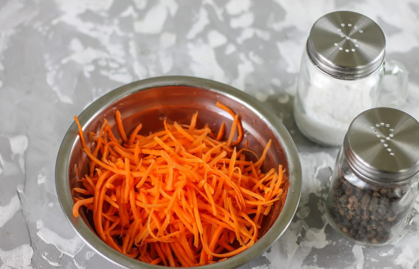 1. Этап. Салат из селедки с морковью: Морковь очистите от кожуры, промойте и натрите на терке для моркови по-корейски.