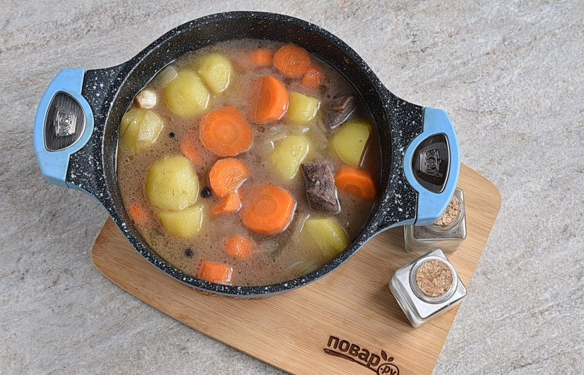 1. Этап. Гюцпот: После этого достаньте мясо и слейте бульон, оставив немного, чтобы было легче приготовить пюре.