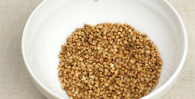 1. Этап. Куриный суп с гречкой: Гречневую крупу перед варкой обязательно промойте холодной водой.