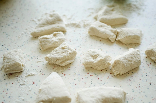 1. Этап. Бездрожжевые хлебцы в духовке: 2. Тесто получится довольно тугое. Делим его на равные кусочки