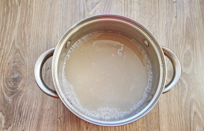 1. Этап. Моченые яблоки с брусникой: Всыпьте в кастрюлю ржаную муку, перемешайте и доведите до кипения. Снимите кастрюлю с огня и полностью остудите маринад.