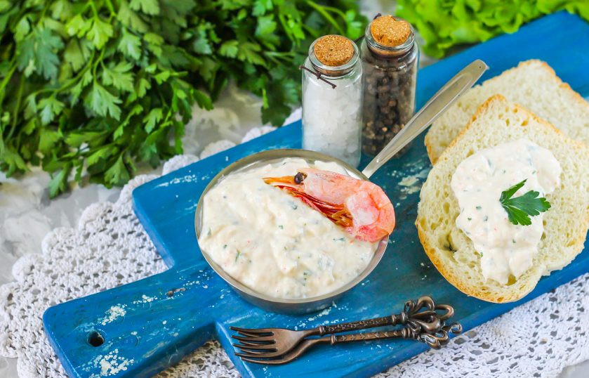 1. Этап. Креветочная паста: Охладите в холодильнике и подайте к столу вместе с хлебом, выложив в соусник или креманку.