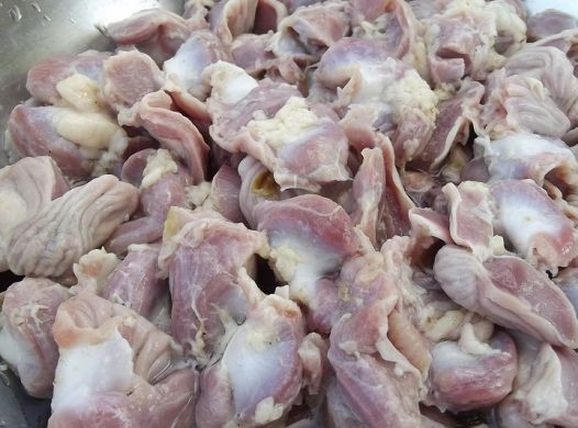 1. Этап. Гуляш из желудков куриных: Куриные желудки очищаем и хорошо промываем. Заливаем слегка подсоленной водой и варим до готовности. На это уйдет примерно 1.5 часа.