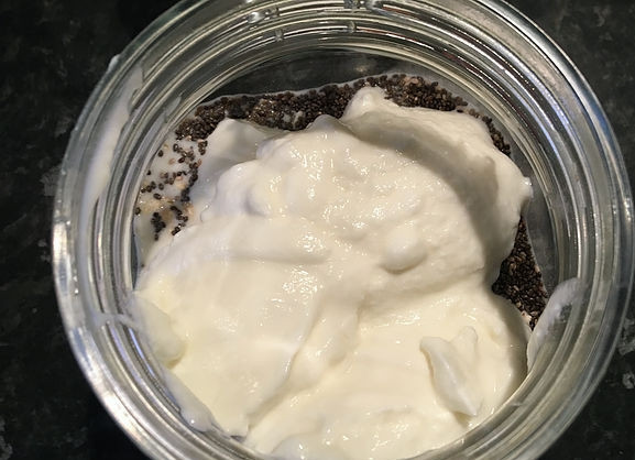 1. Этап. Овсянка в банке с отрубями и фруктами: 4. Выложите в баночку натуральный (идеально - домашний) йогурт.