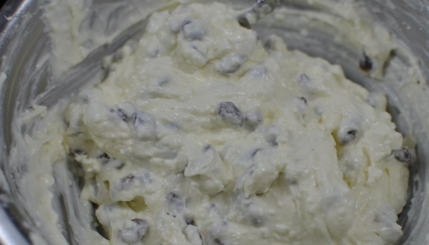 1. Этап. Дрожжевые ватрушки: Готовим начинку. Для этого взбиваем творог с сахаром и яйцом. По желанию добавляем изюм, вымоченный в кипятке (минутку).