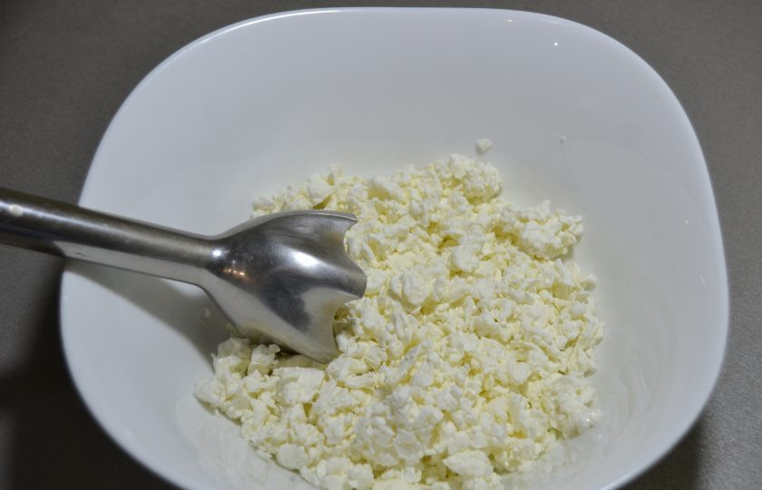 1. Этап. Пирог с зеленым луком и творогом: Приготовьте начинку. Если творог крупинчатый, пробейте его блендером или протрите через сито.