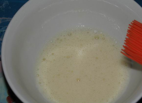 1. Этап. Пирожки с красной рыбой: 8. В небольшой мисочке взбить яйцо и смазать им каждый пирожок со всех сторон. Отправить в разогретую духовку минут на 25.