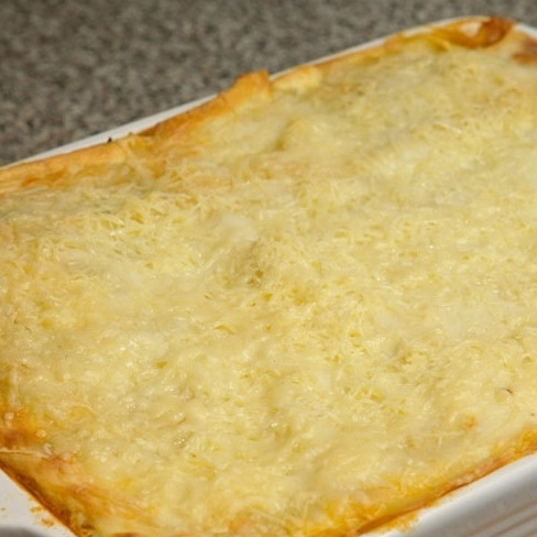 1. Этап. Лазанья с мясом: Затем достаем лазанью из духовки, посыпаем тертым пармезаном и отправляем в духовку еще на 10 минут. Готовую лазанью достаем из духовки, даем ей немного остыть, после чего подаем к столу.