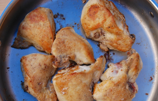 1. Этап. Курица, тушеная в томатном соусе: 2. На сковороду налить немного растительного масла и отправить туда вымытые и обсушенные кусочки филе. Обжарить на сильном огне до появления корочки.