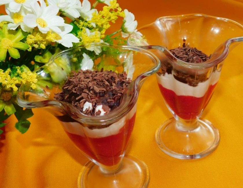 1. Этап. Творожно-сливочный десерт с малиновым пюре: Сверху посыпьте десерт тертым шоколадом. Поставьте в холодильник минут на 30, чтобы он охладился. Приятного аппетита! Приятного аппетита!