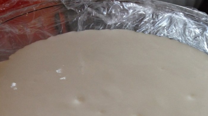 1. Этап. Желейный торт без выпечки: Вливаем крем на тесто. Отправляем форму в холодильник еще на 2-3 часа.