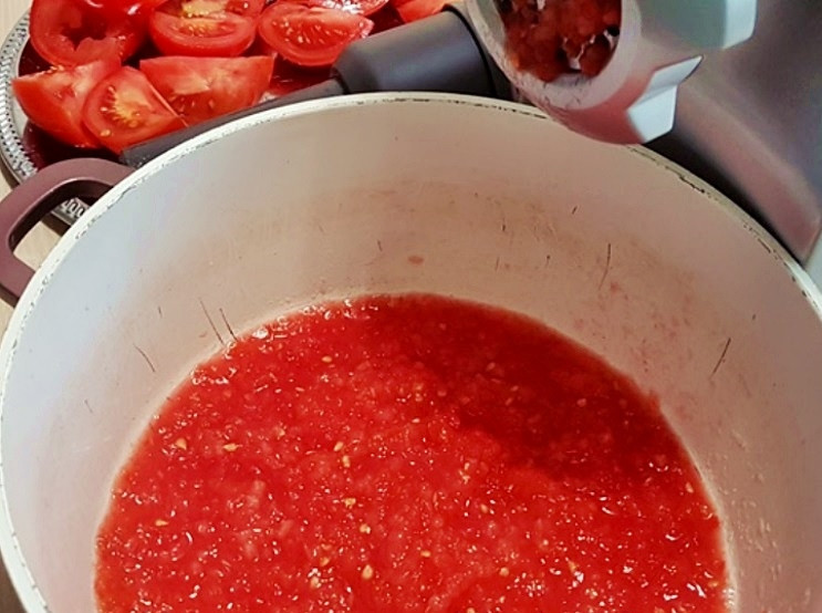 1. Этап. Хренодёр с помидорами и чесноком: Пропустите через мясорубку помидоры и чеснок. Затем быстро добавьте хрен из пакета и перемешайте. Добавьте соль, перец и немного сахара.