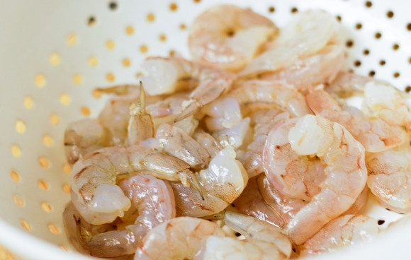 1. Этап. Жареные креветки с медом: 2. Креветки промойте под проточной водой (лучше всего использовать очищенные) и замаринуйте в смеси соли с соком лимона. Добавьте взбитые белки и кукурузный крахмал. Все как следует перемешайте и отставьте в сторону.