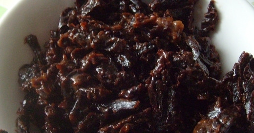 1. Этап. Шоколадный торт с черносливом: Чай замочите в воде. В него опустите 15 штук чернослива. Оставьте их на 4-6 часов. Затем обсушите.