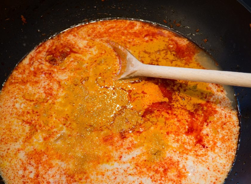 1. Этап. Као Сой: 4. Далее влейте молоко, бульон и соевый соус, добавьте соль, сахар и куркуму. Перемешайте и доведите смесь до кипения. Варите суп 10 минут на среднем огне.