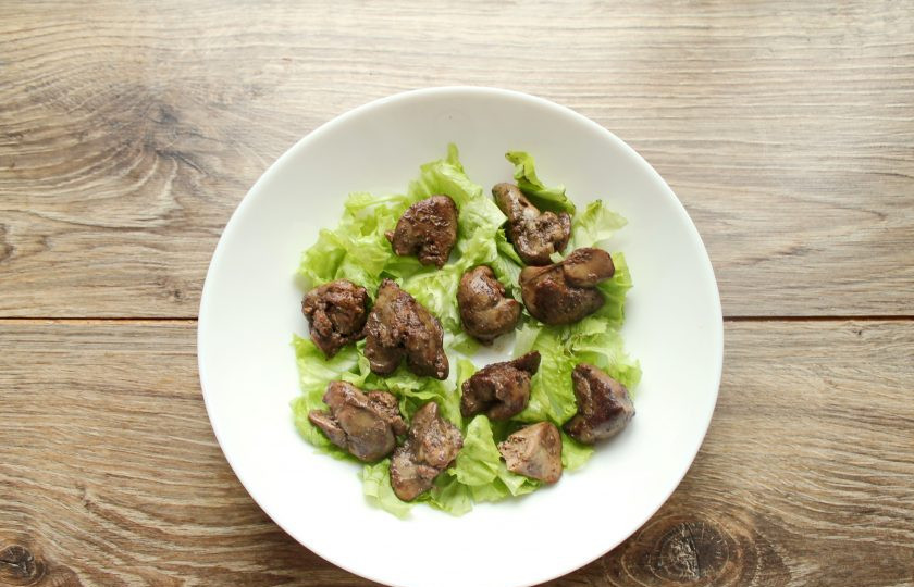 1. Этап. Салат с печенью и карамелизированными сливами: В тарелку нарвите листья салата и выложите обжаренную печень.