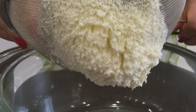 1. Этап. Творожная паска без выпечки с желатином: 2. Творог перетрите через сито или дважды пропустите через мясорубку. Блендер лучше не использовать.