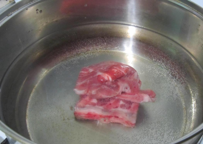 1. Этап. Суп вермишелевый с грибами: Ребрышки промойте и поставьте на огонь. Как закипят – варите 20 минут.