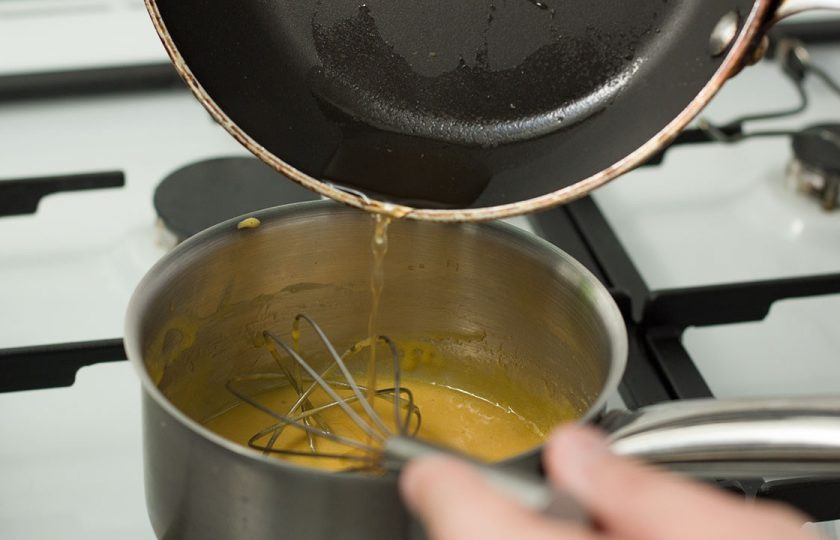 1. Этап. Соус Голландез: 5. Влейте тонкой струей выпаренный уксус и не переставайте взбивать.