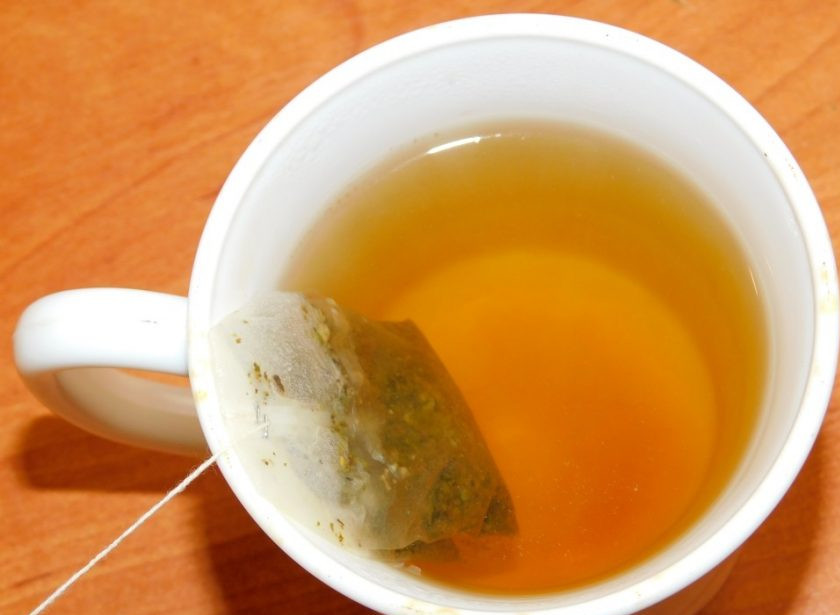 1. Этап. Коктейль Ягодный микс: Заварите зеленый чай. Дайте настояться и остудите.