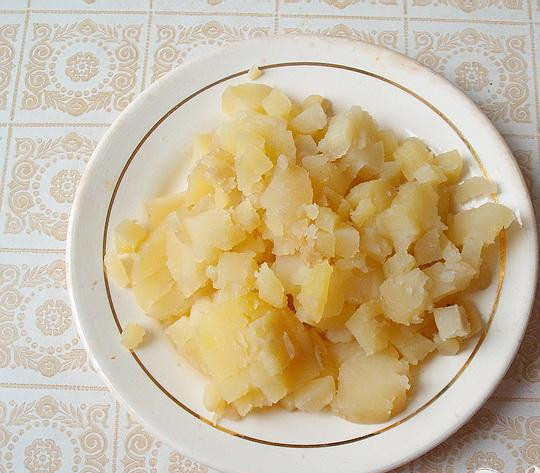 1. Этап. Салат с крабовыми палочками Весёлый краб: 1. Картофель отвариваем прямо в кожуре, затем даем ему остыть после чего очищаем. Нарезаем его маленькими кубиками.