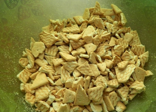 1. Этап. Печенье Rocky Road: 1. Измельчаем песочное печенье.