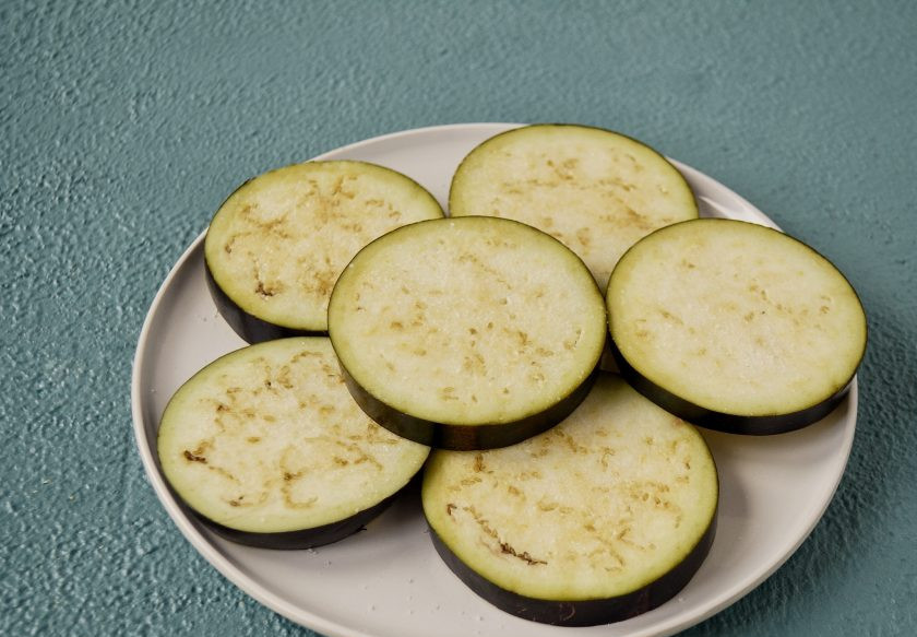 1. Этап. Стейки из баклажанов: Нарежьте баклажаны на кружочки, посыпьте солью и оставьте на полчаса. Баклажаны дадут сок, промойте их в холодной воде.