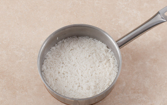 1. Этап. Говядина с базиликом: Предварительно сварим рис, как указано на упаковке.